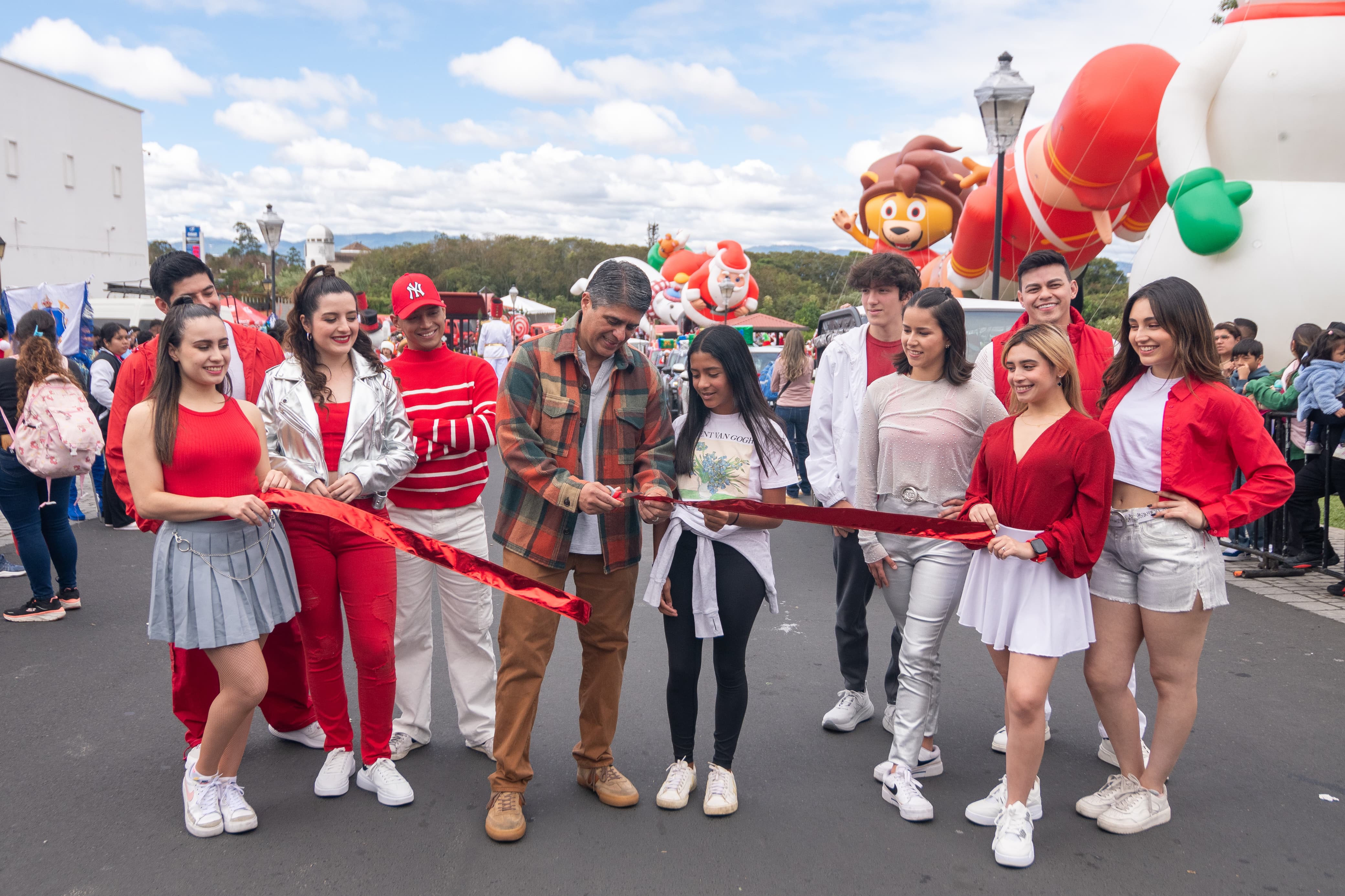 Ciudad Cayalá recibe al Desfile Navideño de Globos