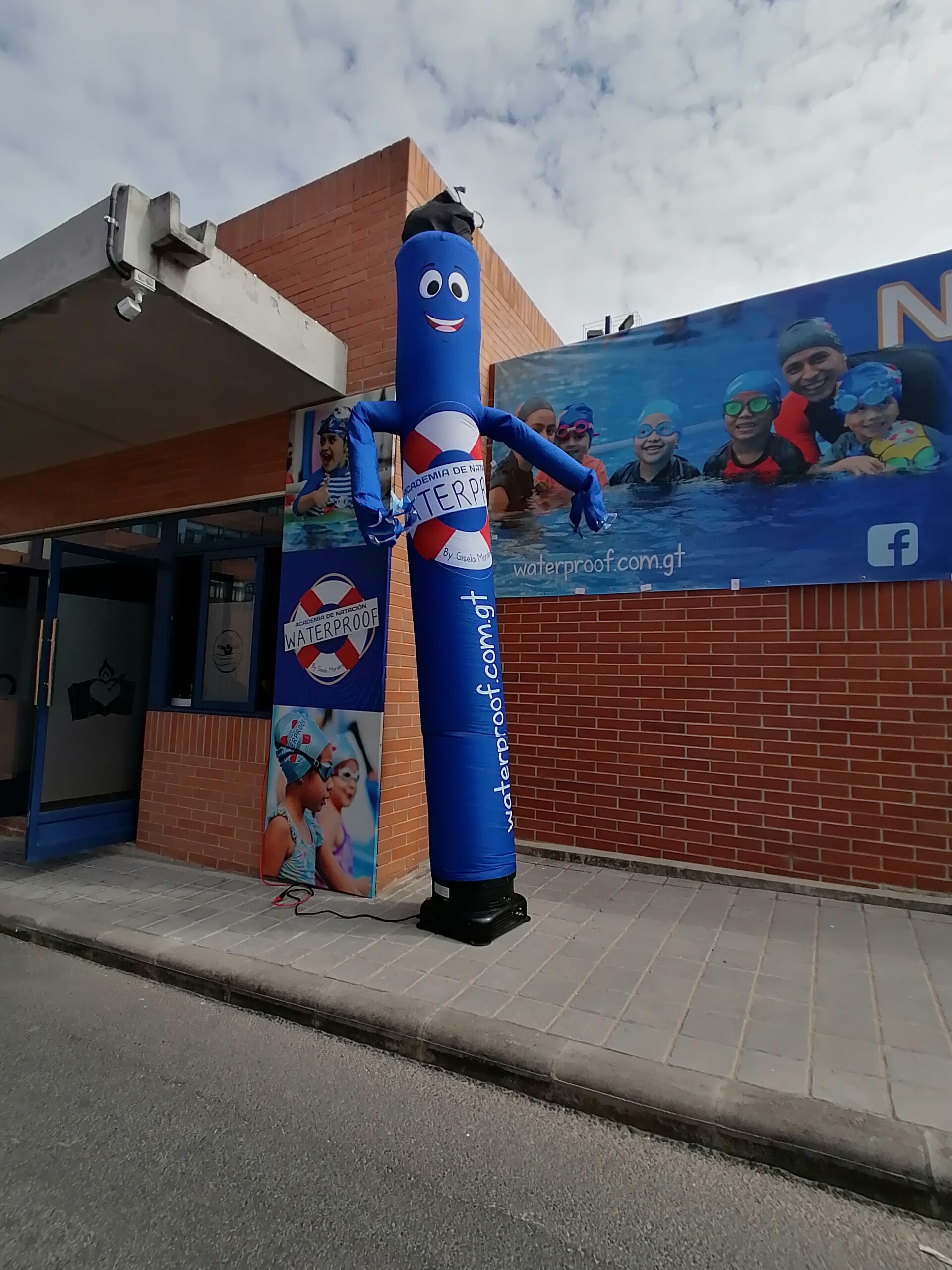 Waterproof revoluciona la natación en Guatemala con nueva sede en su quinta sede en el Colegio Agustiniano